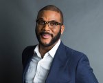 Tyler Perry dona cibo gratis per il Ringraziamento: migliaia di persone in fila