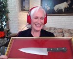 Glenn Close mostra il coltello di Attrazione Fatale: 'È fatto di carta, ma fa paura'