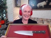 Glenn Close mostra il coltello di Attrazione Fatale: 'È fatto di carta, ma fa paura'