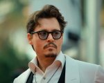 Johnny Depp posa dietro le sbarre col premio del Camerimage Festival