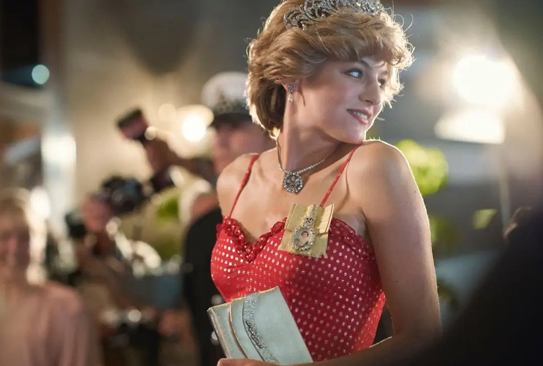 Emma Corrin in una scena di The Crown