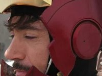 Iron Man: la foto di Robert Downey Jr. mentre prova per la prima volta il casco diventa virale