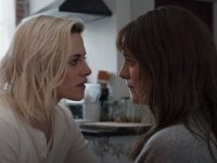 Kristen Stewart svela il 'disgustoso' regalo creato per Mackenzie Davis, sua co-star in Happiest Season