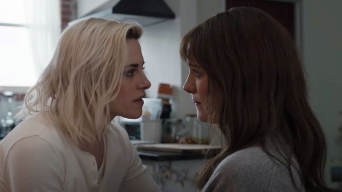 Kristen Stewart svela il "disgustoso" regalo creato per Mackenzie Davis, sua co-star in Happiest Season