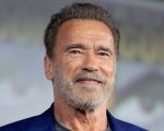Arnold Schwarzenegger affetta il tacchino con un pugnale e dona 500 tacchini ai poveri