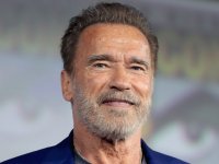 Arnold Schwarzenegger affetta il tacchino con un pugnale e dona 500 tacchini ai poveri