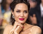 Angelina Jolie, Twitter contro suo padre Jon Voight: 'Imbarazzante e fascista'