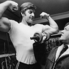 David Prowse mette in mostra i suoi muscoli