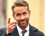 La Regina Elisabetta II lancia la sua linea di gin, Ryan Reynolds reagisce su Twitter