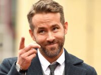 La Regina Elisabetta II lancia la sua linea di gin, Ryan Reynolds reagisce su Twitter