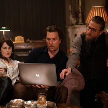 The Gentlemen: una scena con Michelle Dockery, Charlie Hunnam e Matthew McConaughey