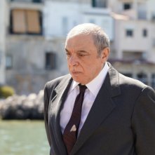 Io, una giudice popolare al maxiprocesso: Nino Frassica in  una scena