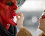 Ryan Reynolds: nel suo esilarante spot per Match.com Satana si innamora del 2020 (VIDEO)