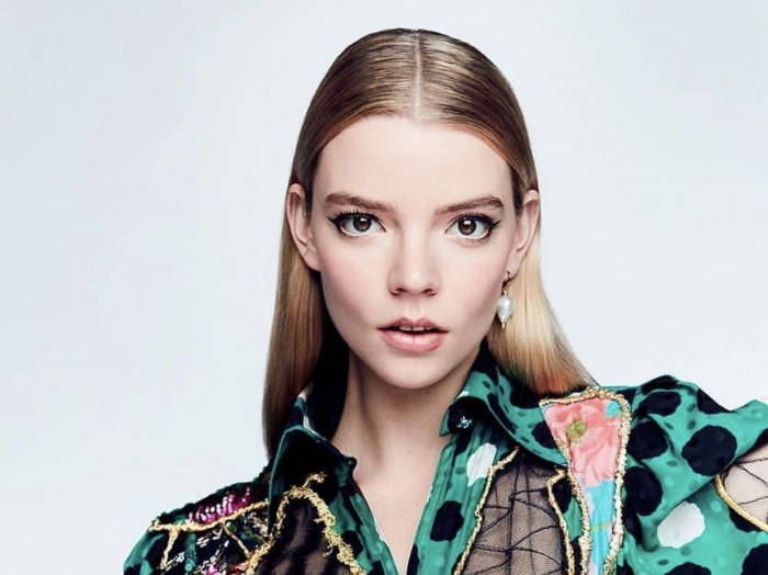 Anya Taylor-Joy, Olivia Colman ed Helena Bonham Carter nella pantomima BBC Cinderella