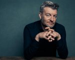 Charlie Brooker: svelati titolo e teaser del mockumentary Netflix sul 2020 con Hugh Grant