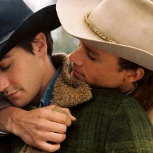 I segreti di Brokeback Mountain: Jake Gyllenhaal con Heath Ledger in una scena