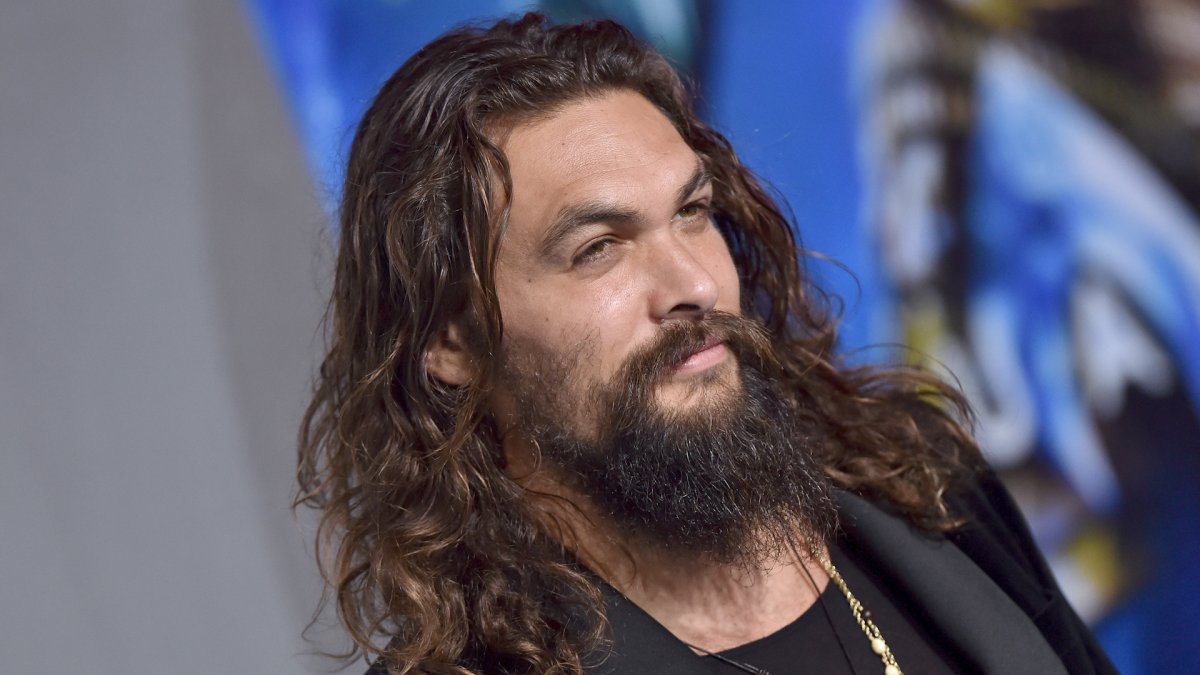 Aquaman Jason Momoa Regala Il Tridente E Altri Gadget A Un Piccolo Fan 
