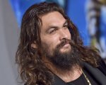 Aquaman: Jason Momoa regala il tridente e altri gadget a un piccolo fan malato di cancro
