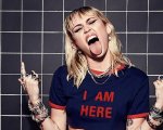 Miley Cyrus: nuovo trend su TikTok, i fan della star: 'Se lei commenta farò...'