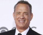 Angelina Jolie e Tom Hanks onorano le famiglie dei militari in un video emozionante
