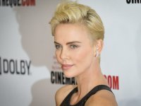 Trappola di cristallo: Charlize Theron si candida per una versione lesbo del film