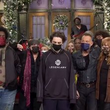 Timothée Chalamet (al centro) al Saturday Night Live con la felpa della Legendary