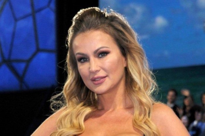 Eva Henger accusa il Comune di Roma: "La tomba di Riccardo Schicchi sprofonda"