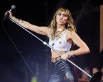 Miley Cyrus: un Natale tutto nero, tra litigate in famiglia e... alieni