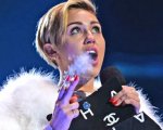 Miley Cyrus ricorda il video in cui fumava da un bong e risponde ad una domanda dei fan