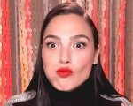 Gal Gadot, star di Wonder Woman 1984, scopre il cibo di Taco Bell e il video è esilarante
