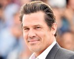 Josh Brolin completamente nudo nella foto su Instagram: pioggia di commenti