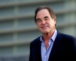 Oliver Stone: 'Ho ricevuto il vaccino Sputnik V', ma è sconsigliato agli over 60