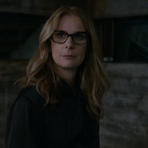 The Wilds: Rachel Griffiths in una scena della serie