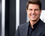 Tom Cruise invia centinaia di torte natalizie agli amici e sfida Babbo Natale