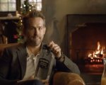 Ryan Reynolds promuove I Croods 2 ironizzando su gin e film per la famiglia (VIDEO)