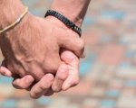 Chirurgo ha una relazione gay con un attore: il padre tenta di fargli spezzare le dita
