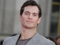 Henry Cavill svela, con una foto da vero nerd, come trascorrerà le sue vacanze natalizie