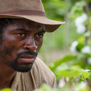 Antebellum: Tongayi Chrisa in una scena