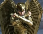 Wonder Woman 1984: Gal Gadot tiene l'elmo di Diana Prince a casa