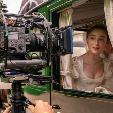 Bridgerton: Phoebe Dynevor sul set della serie Netflix