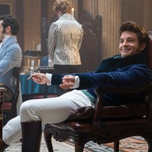 Bridgerton: Jonathan Bailey in una foto del pilot della serie