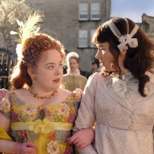 Bridgerton: Nicola Coughlan e Claudia Jessie in una scena della serie