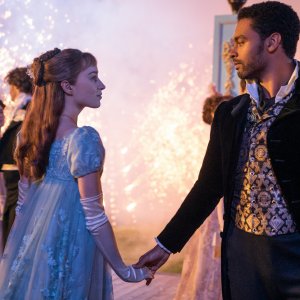 Bridgerton: Regé-Jean Page e Phoebe Dynevor in una foto dei protagonisti