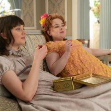 Bridgerton: Nicola Coughlan e Claudia Jessie in una foto della serie