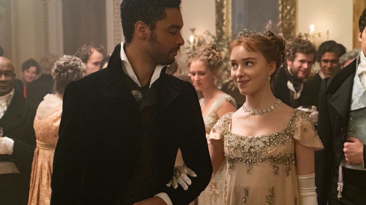 Regé-Jean Page e Phoebe Dynevor in una scena di Bridgerton