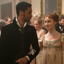 Bridgerton: Phoebe Dynevor insieme a Regé-Jean Page in una scena della serie Netflix
