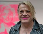 Eddie Izzard adesso usa il pronome lei: 'Da ora in poi voglio essere in modalità ragazza'