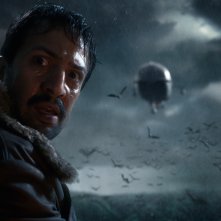 Queste oscure materie 2: Lin-Manuel Miranda in una scena