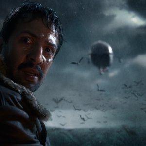 Queste oscure materie 2: Lin-Manuel Miranda in una scena