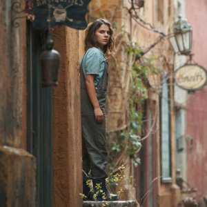 Queste oscure materie 2: Dafne Keen in una foto di scena della seconda stagione della serie